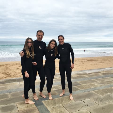 Mercè y su familia aprovecharon el fin de semana para hacer surf en Zarauz